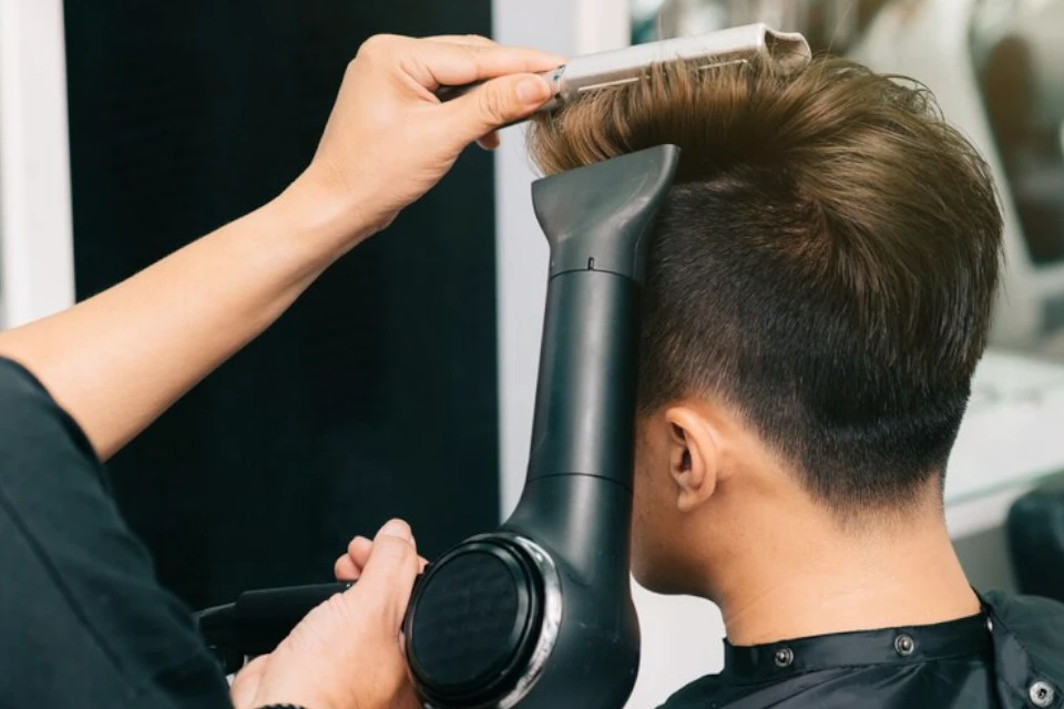 Eine Frau beim Friseur